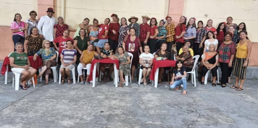 Foto dos idosos com o grupo de dança